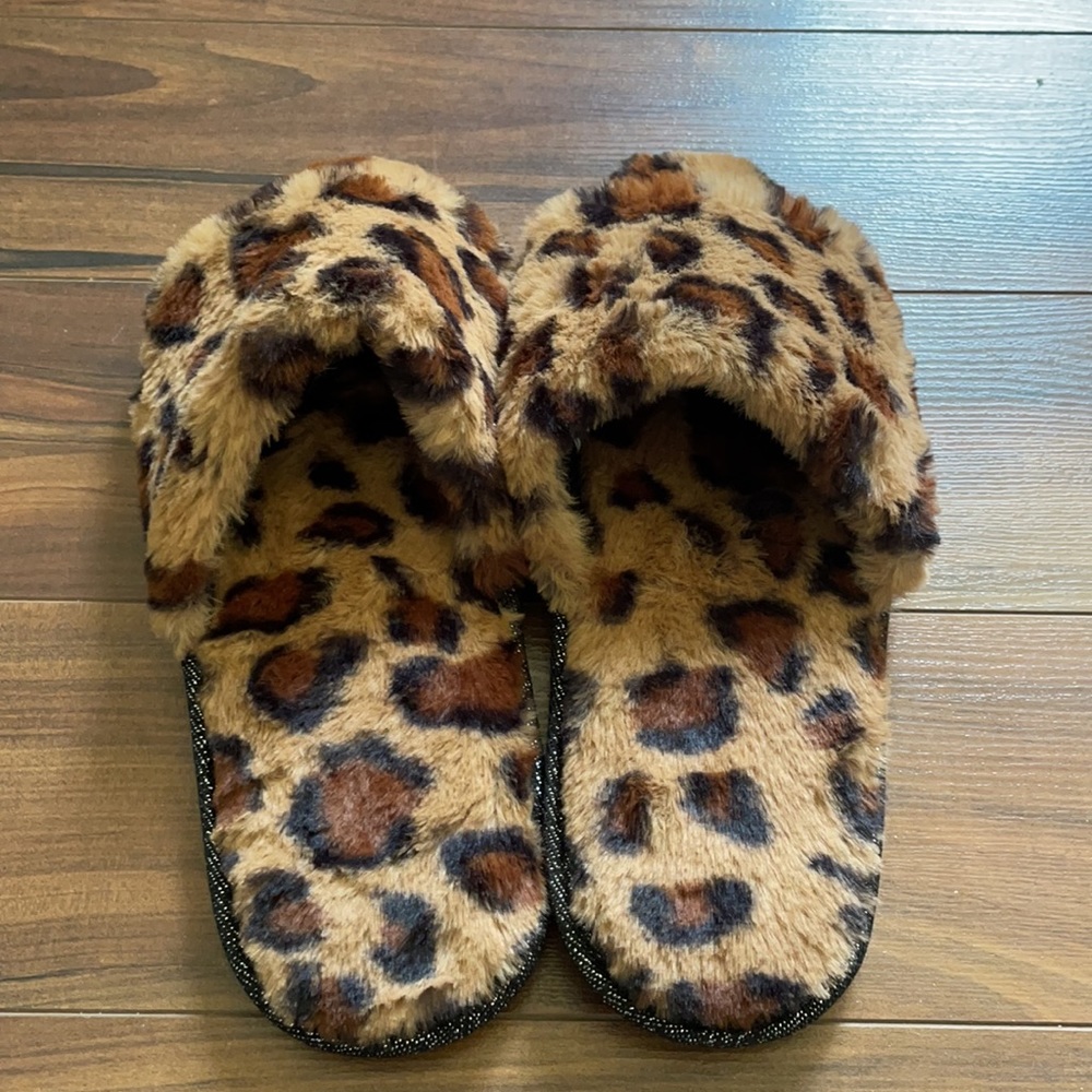 Secret Treasures Leopard Print Faux Fur Sleepers size 9-10 - Picture 2 of 6